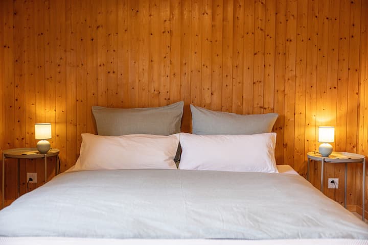 Втора главна спалня на първия етаж. Допълнително ултралонг легло (1,80 x 2,20 м) също дава възможност за сладки сънища.