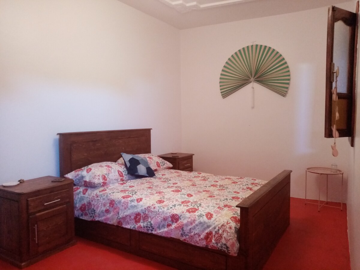 卧室位于房子后面。 