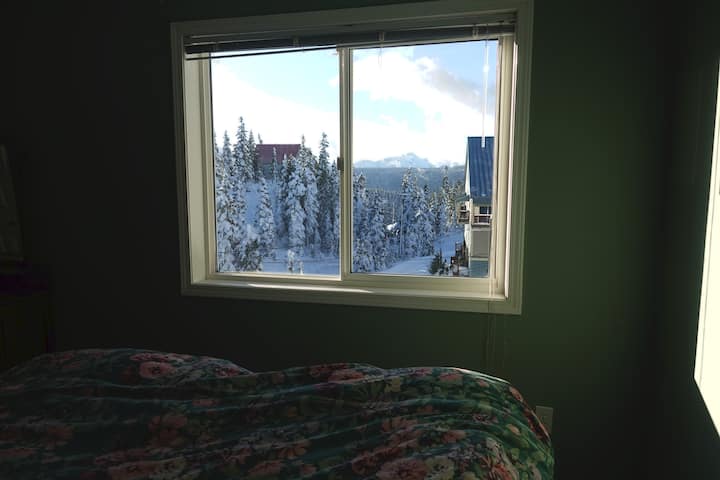 Shfaq ndërsa qëndron në krevatin "Queen"