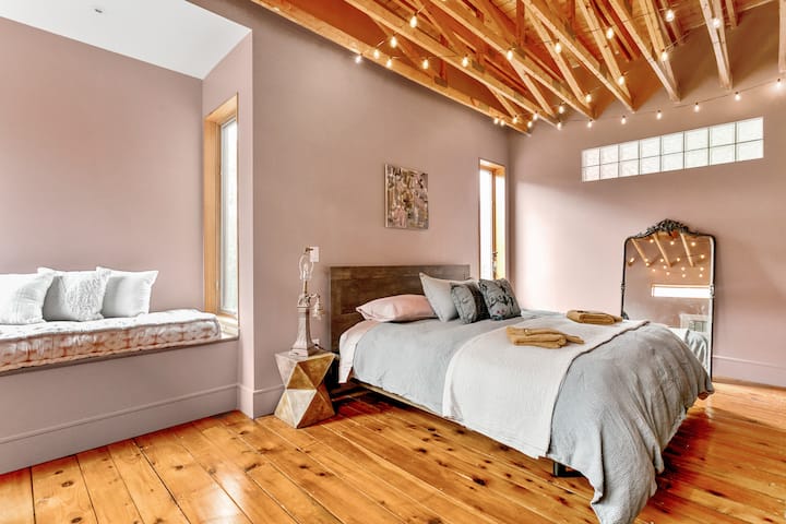 Hlavná spálňa Fl 2 so samostatnou posteľou/ 3rd Fl