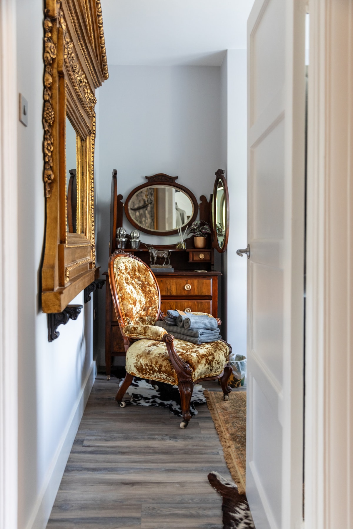 Blue საძინებელი კომფორტული სკამი, გულმკერდის უჯრები და pedimented სარკე