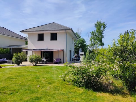 House with pool, between lake and mountains