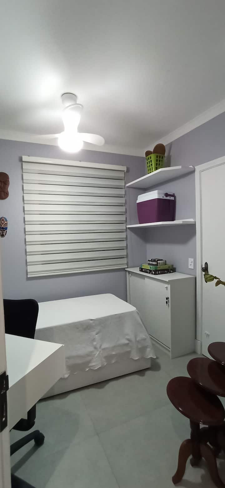 חדר 3:
Bicama (2 אנשים)
Led TV 21'
שולחן מאוורר תקרה
עם כבל אינטרנט (במידת הצורך) וכיסא מתאים. 
יש Wi - Fi בכל רחבי הבית.
אוורור טוב ותאורה טבעית