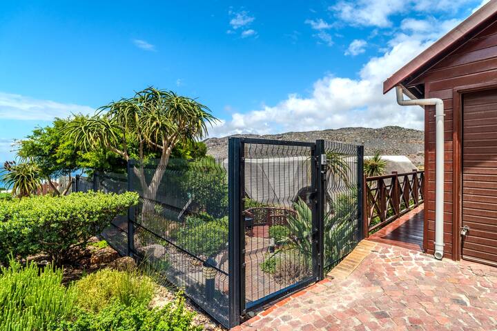 Stunning Glencairn Heights home close to beach gallery image 2