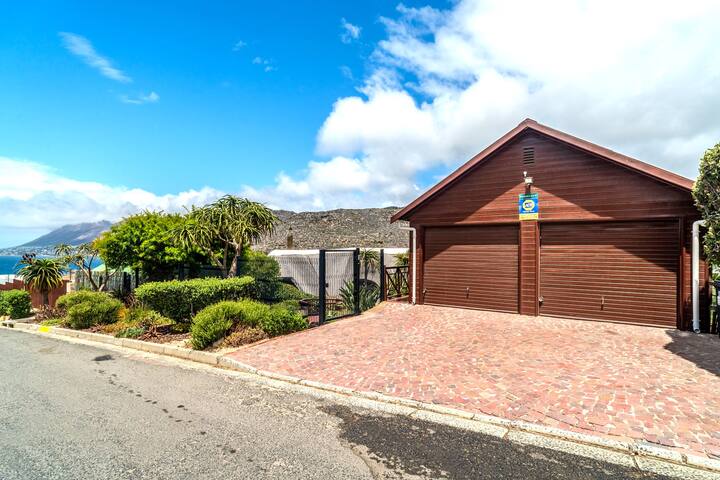 Stunning Glencairn Heights home close to beach gallery image 3