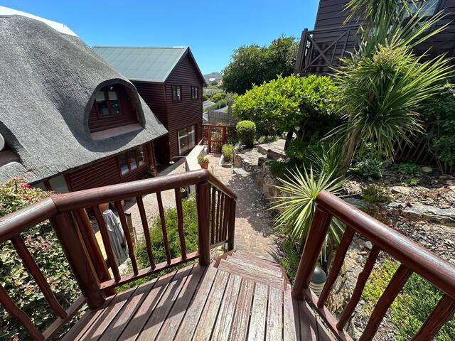 Stunning Glencairn Heights home close to beach gallery image 5