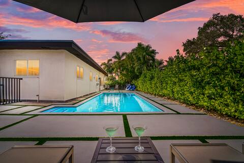 Amazing prvt retreat w/lake+ htd pool *sleeps 20*