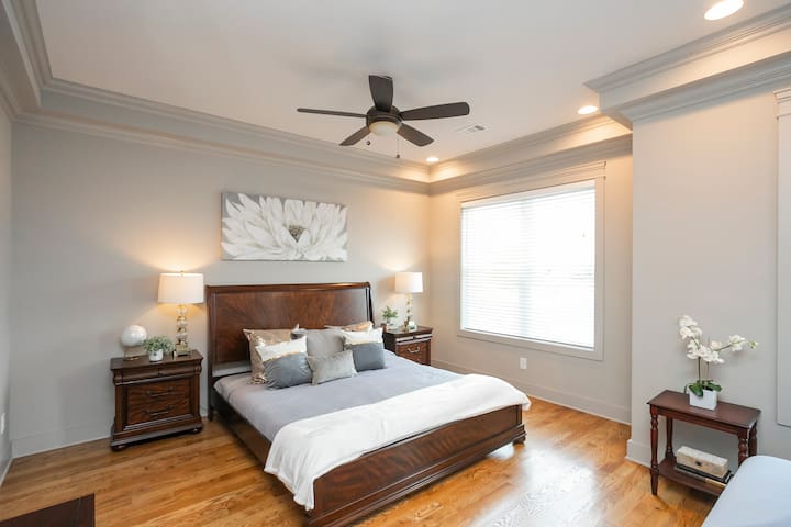 Spacious Townhouse Roof Deck/Views Near Music Row gallery image 2