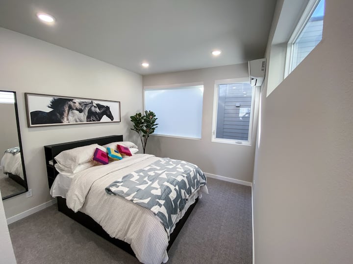 Furahia usingizi mzuri katika chumba chetu cha kulala cha ghorofa ya 3 kwenye kitanda hiki kipya, chenye starehe sana.

Pia kuna pampu ya joto (ambayo huongezeka maradufu kama kiyoyozi hapa Kaskazini Magharibi mwa Pasifiki!) 