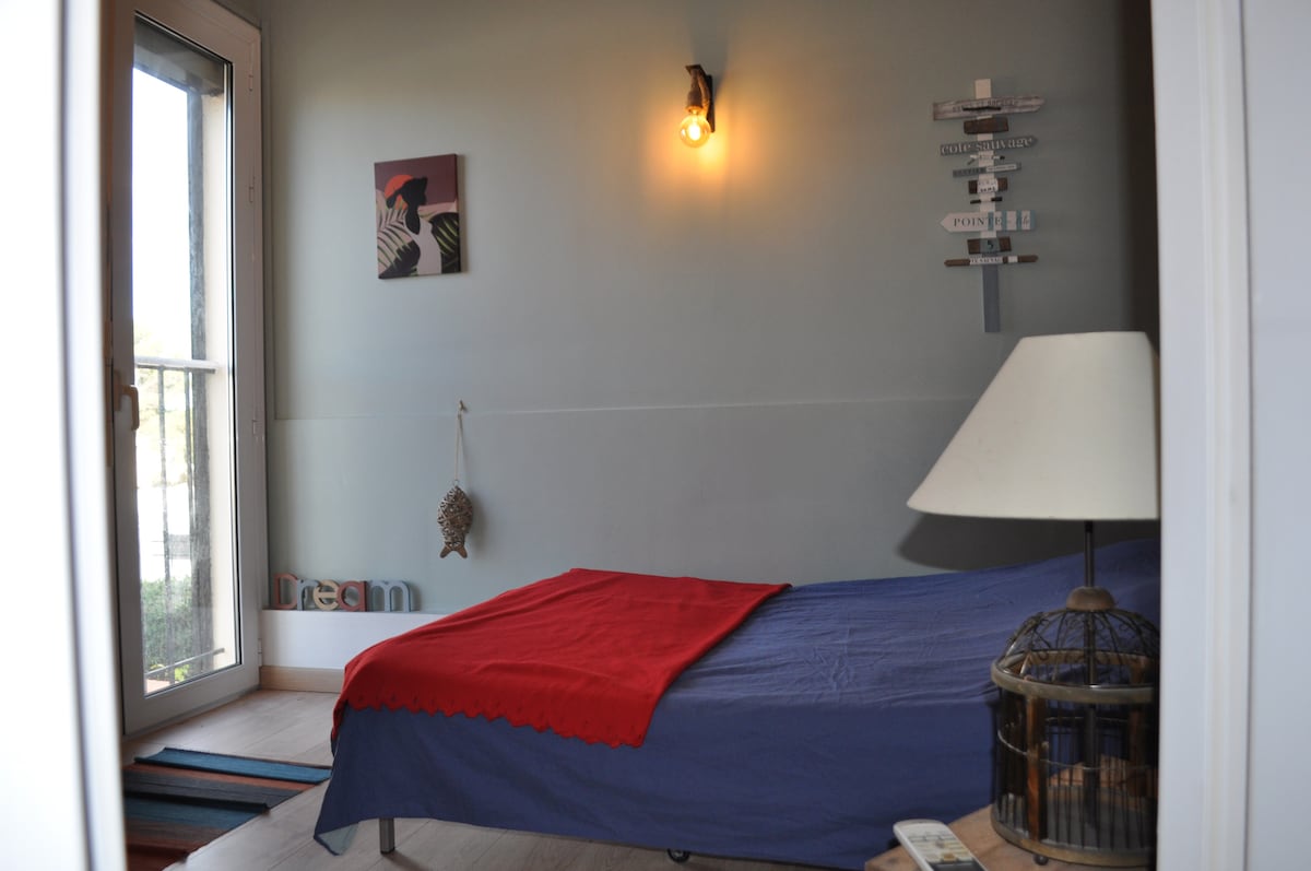 sovrum med stor garderob