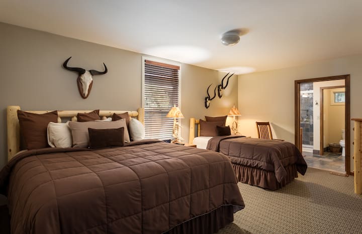 Удобна соба со двокреветни кревети и рустикален декор.