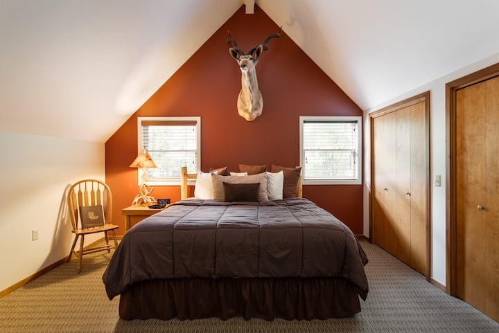 Удобна спална соба со класичен декор и два кревета.