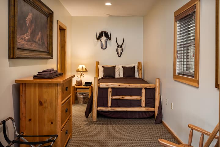 Удобна спална соба со рустикална атмосфера и шармантен мебел.