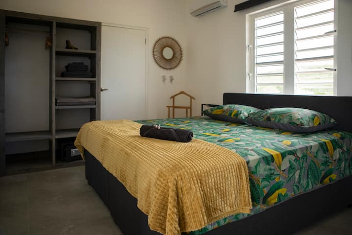 Პირველი საძინებელი 180 × 200 ‑ იანი ზამბარით, თავსაბურავით. Ოთახში არის ფართო დასაკიდი/გარდერობი ტანსაცმლის შესანახად