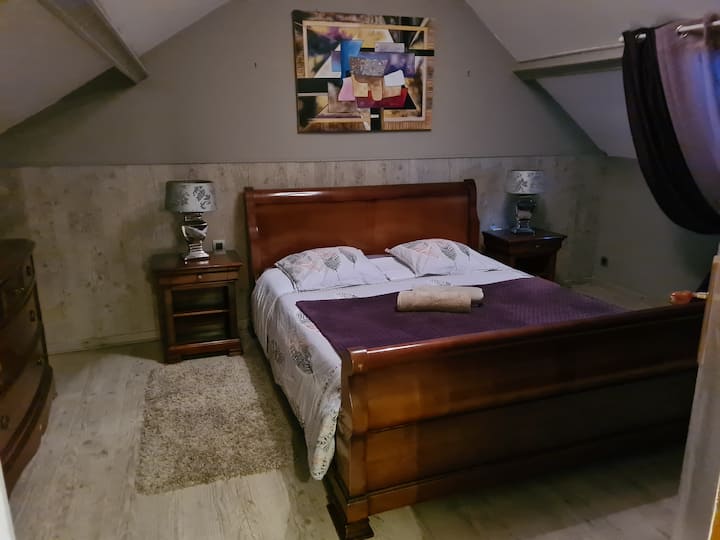 Spavaća soba s podom s kaminom,