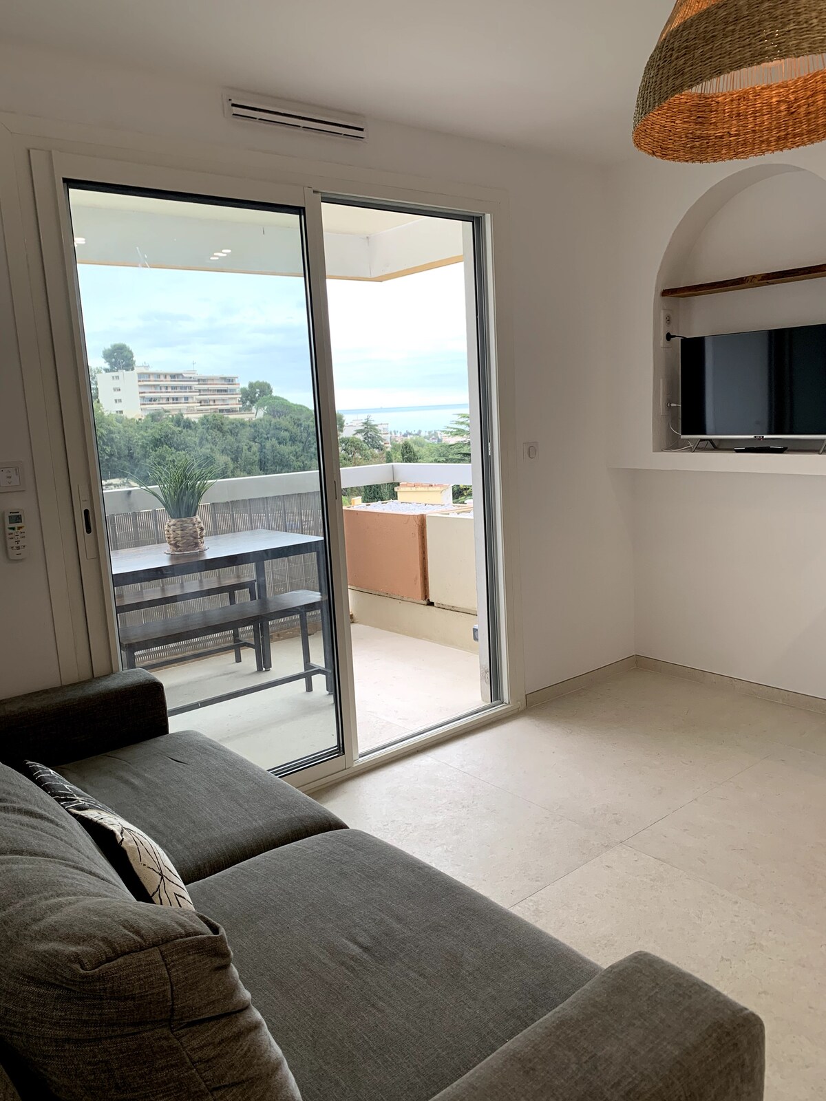 Кауч на спуштање во дневната соба, поглед на море одвнатре