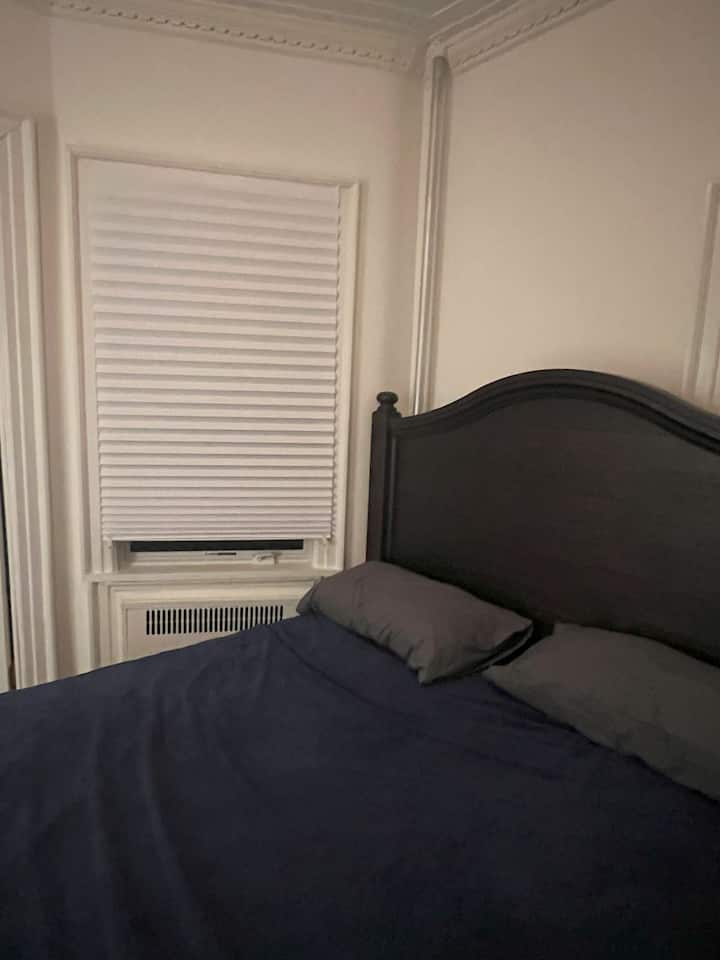 Cama tamaño queen con dosel con cabecera.