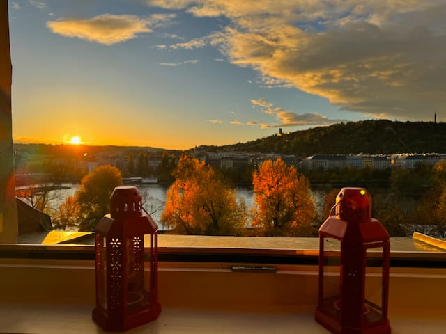 Classy Riverside Apartment in the Old town
