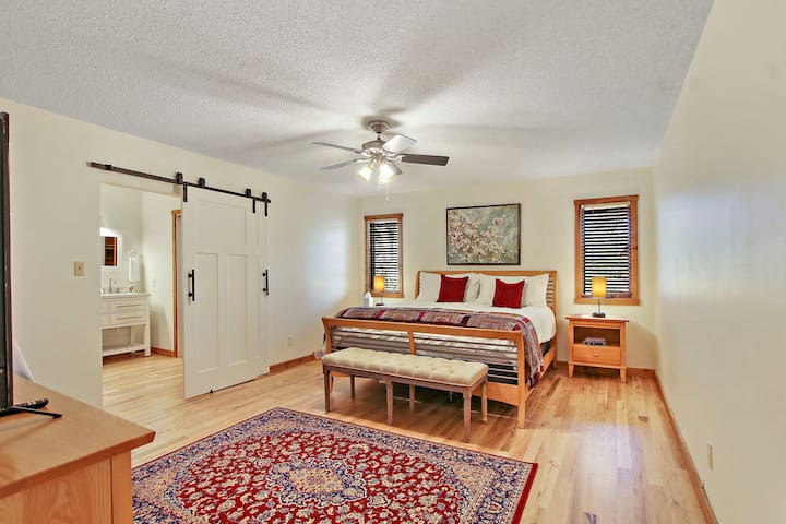 En Suite Master Bedroom - King Bed