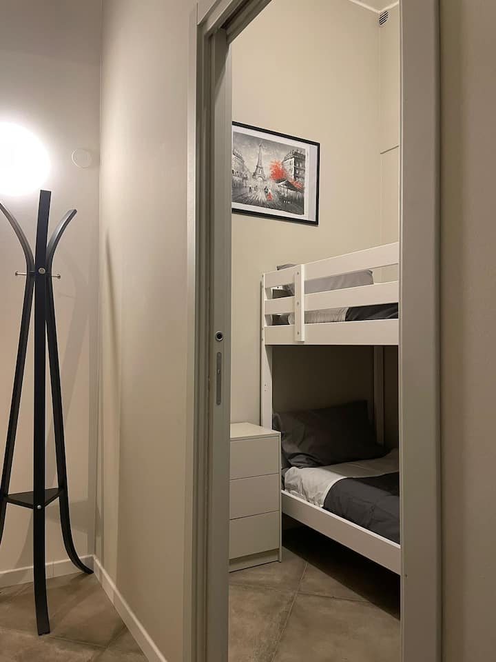 Მეორე საძინებლის შესასვლელი 