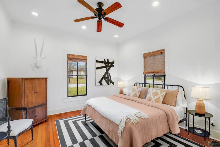 โอเอซิสส่วนตัวของคุณรออยู่ในห้องนอนรองนี้: เตียงขนาดคิงไซส์กว้างขวางแสงธรรมชาติที่อุดมสมบูรณ์และที่เก็บของมากมายพร้อมตู้เสื้อผ้าและราวแขวนผ้า 