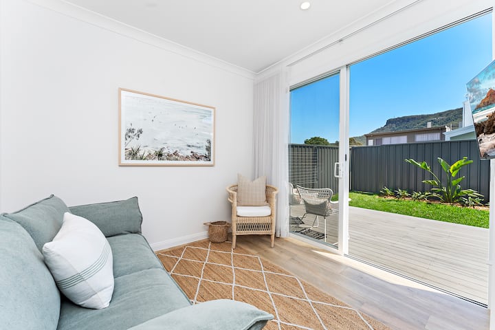 Enjoy a versatile space affording the option of a 2nd living space with escarpment views or a 2nd bedroom if in the company of more than 2 people.