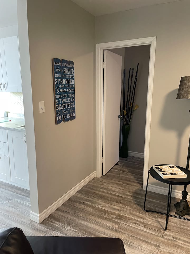 Basement Apt In C.b.s. - Paradise