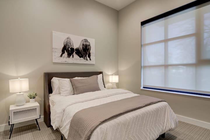 Спална соба: елегантен дизајн со топло осветлување и прекрасна уметност со бизон за уникатно одморалиште во Монтана!
