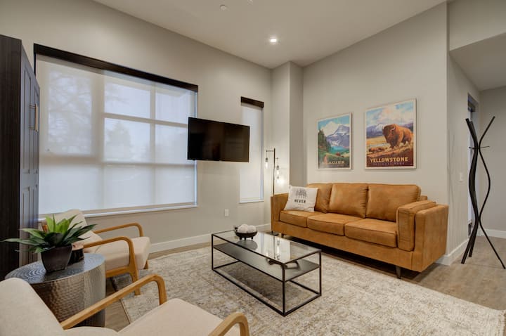 Дневна соба: опуштете се со стил со ретро уметнички дела и кадифен кауч за опуштање по авантурите!