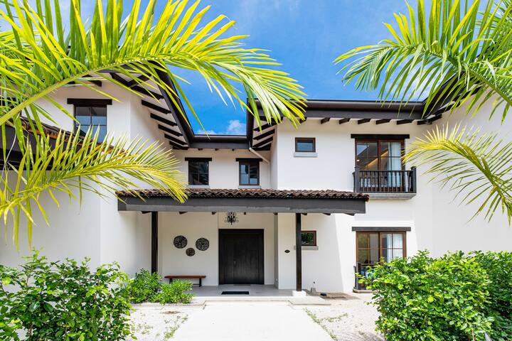 Villa Mantas · Lakefront · Beach 5 min · Tamarindo