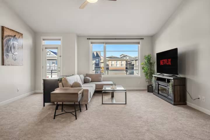 ห้องโบนัสที่กว้างขวางและทันสมัยพร้อมแสงธรรมชาติที่อุดมสมบูรณ์สมาร์ททีวีขนาด 65 นิ้วพร้อมเน็ตฟลิกซ์เพื่อเพลิดเพลินกับรายการโปรดภาพยนตร์และอื่นๆอีกมากมาย!