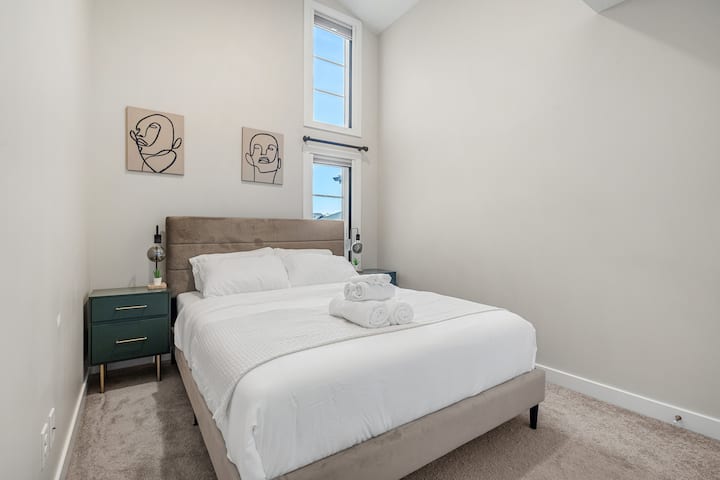 ห้องนอนที่อบอุ่นสวยงามพร้อมที่นอนควีนไซส์คุณภาพดีผ้านวมและชุดผ้าเช็ดตัวครบชุด