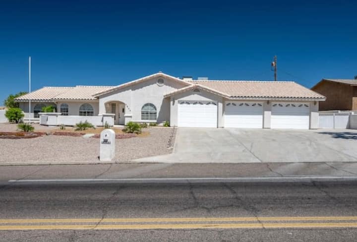 Beautiful, Spacious, & Clean 5 Brooms, 4 Bathrooms - Lake Havasu City, AZ