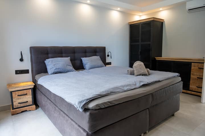 1号卧室配有加大双人床弹簧床