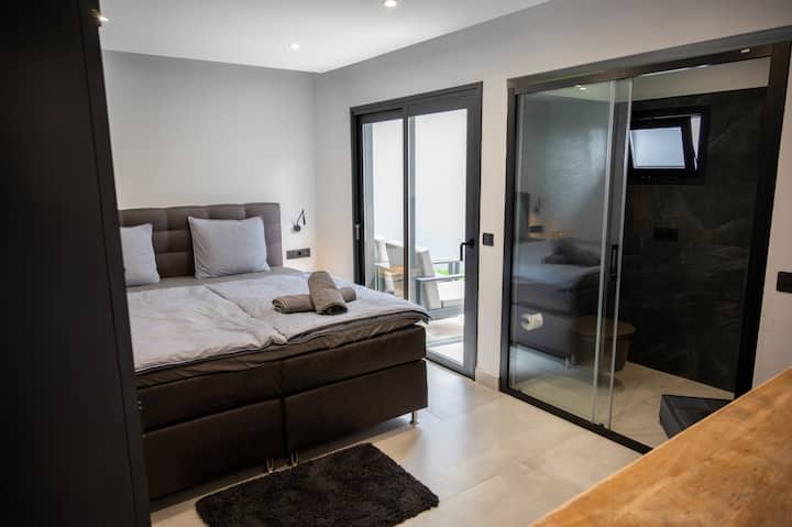 带套内卫生间和露台的3号卧室