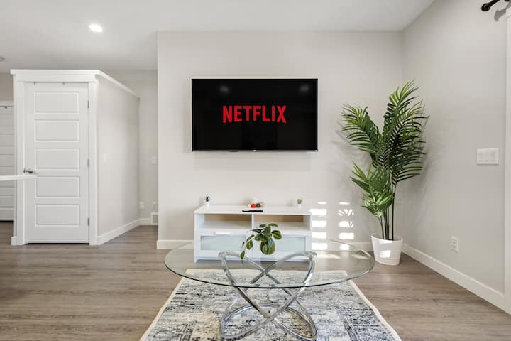 Private Patio, Free Banff Pass, Netflix, Sleeps 4 - カルガリー