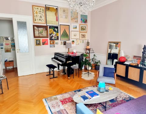 Popular Airbnb listing: Charming old Viennese apartment in Mariahilf