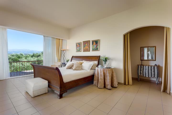 Spálňa s manželskou posteľou a úžasným výhľadom