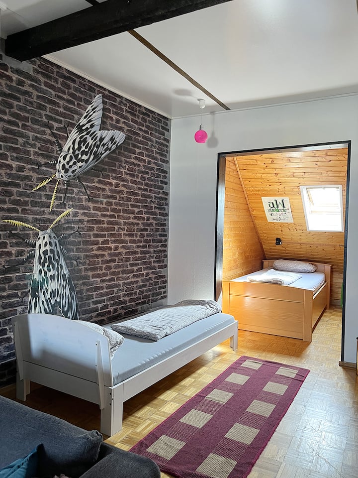 Obývacia izba apartmánu s pohodlnou posteľou a vchodom do samostatného priestoru na spanie