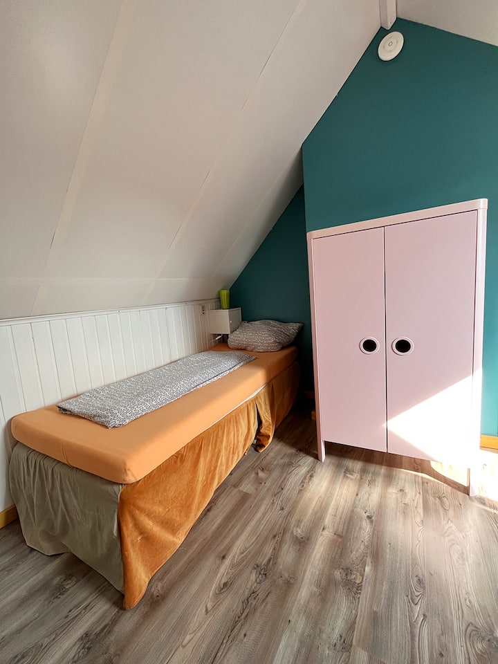 Izba s dvoma samostatnými lôžkami na poschodí.