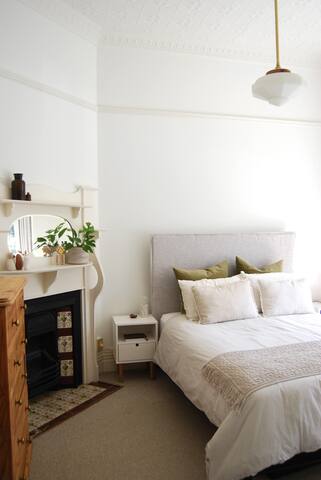 Large home, light and bright, close to the beach. gallery image 3