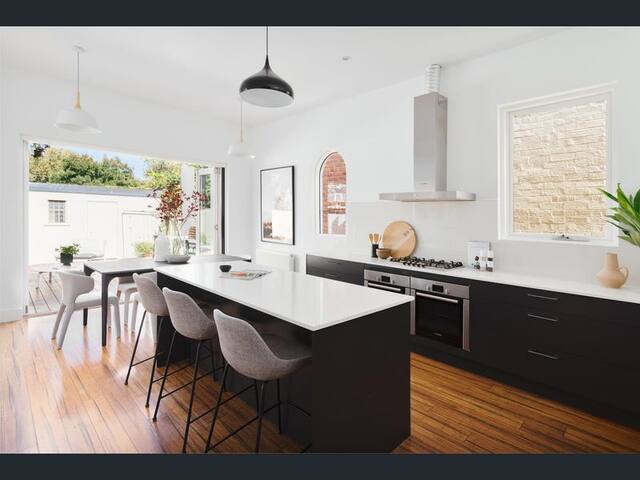 Large home, light and bright, close to the beach. gallery image 2