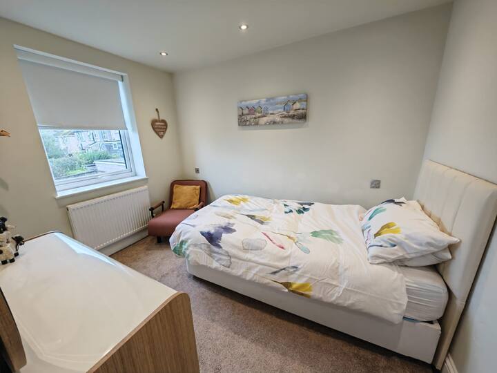 חדר שינה 5 עם מיטת יחיד גדולה ומיטת כיסא נפתחת קטנה המתאימה לילד קטן עד גיל 7 