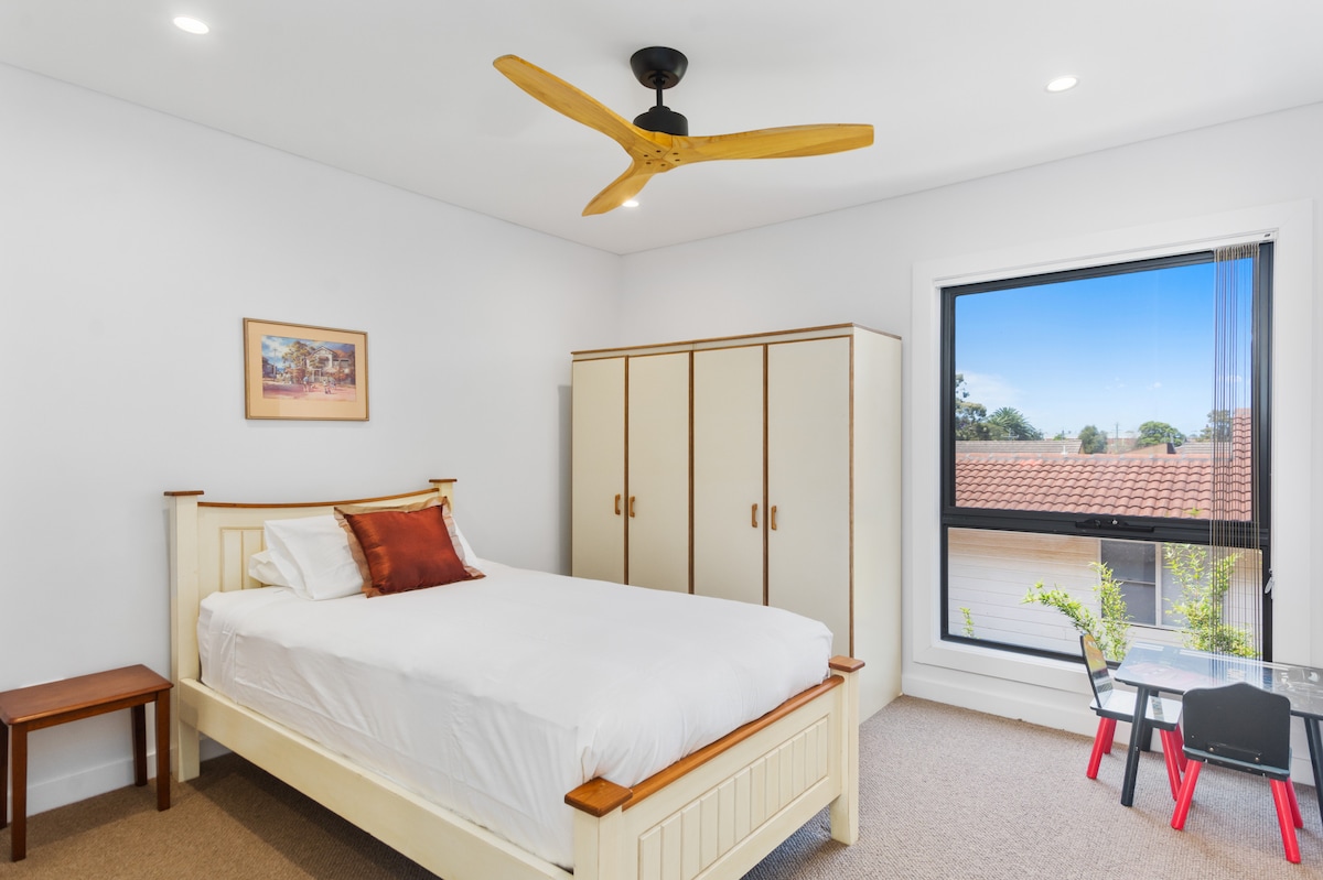 A king-single bed within the third bedroom is perfect for those travelling with kids.
