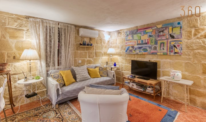 Quaint 2br House Of Character With Private Terrace - Malta