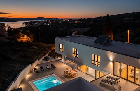 Top Airbnb: • Villa Smiljana • large private pool, sea view in Općina Milna