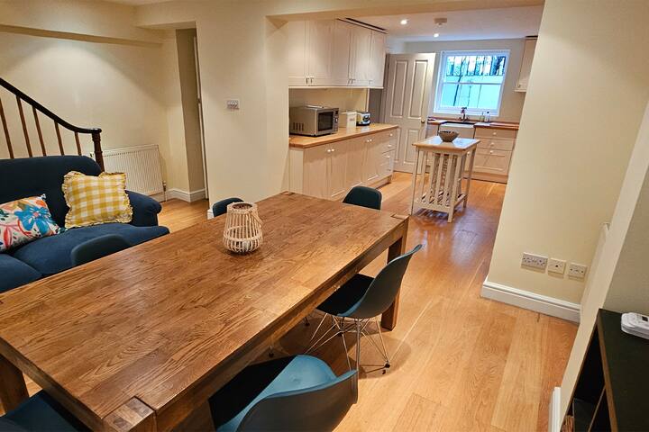 Beautiful Georgian home 6 guests gallery image 2