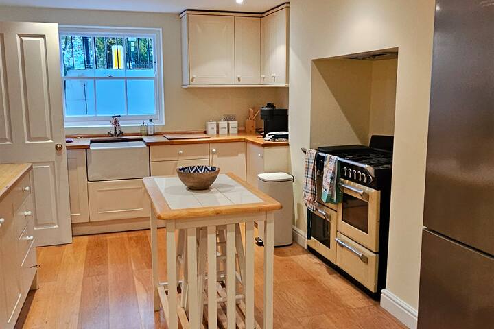 Beautiful Georgian home 6 guests gallery image 3