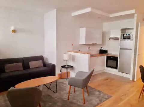 Top Airbnb: Surcouf D: Historic Paris on foot in Paris 7e Arrondissement