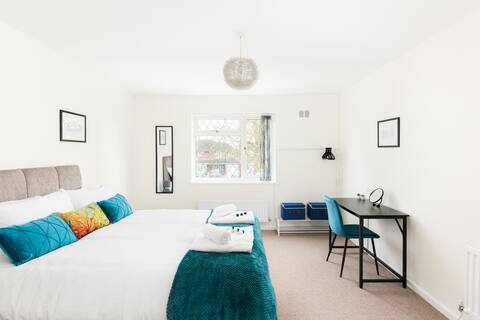 Spacious 4Bed in Leamington Spa with Parking